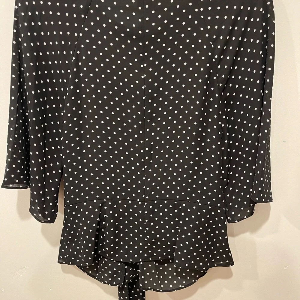 Vince Camuto Black and White Tie Front‎ Blouse, size XS - Picture 3 of 4